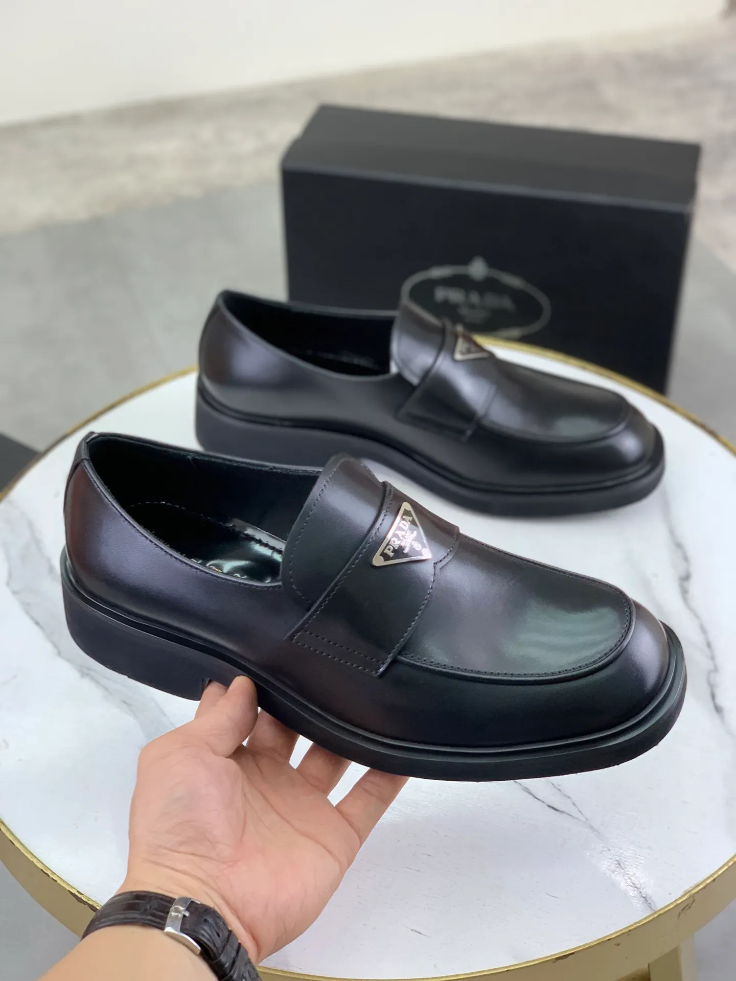 Factory price P840 💰Original quality, top version🔱 ＰＲＡＤＡPrada. Men's business casual leather shoes, top quality cow leather. 1:1 shipment ⬆️Luxurious and noble, all made of imported original first-layer fine suede cowhide, just to create a more comfortable wearing experience. Upper: original comfortable open-edge bead-rubbed calfskin ➕Top imported water-dyed full cow lining, original high-end lightweight and comfortable TPU combination bottom ✔️Code number: 39-44 (38 45 Can be customized)